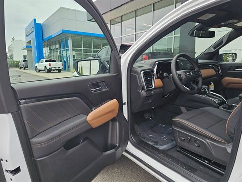 New 2025 GMC Canyon AT4 image 18