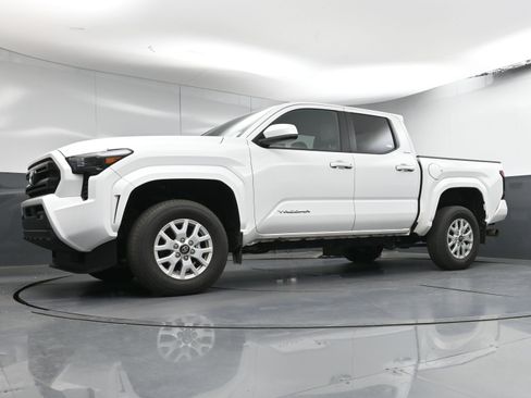 Certified 2024 Toyota Tacoma SR5 image 21