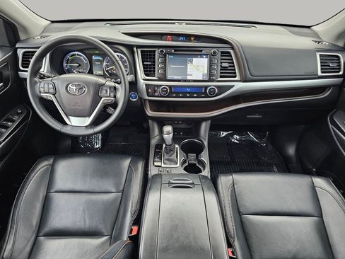 Used 2017 Toyota Highlander XLE image 2