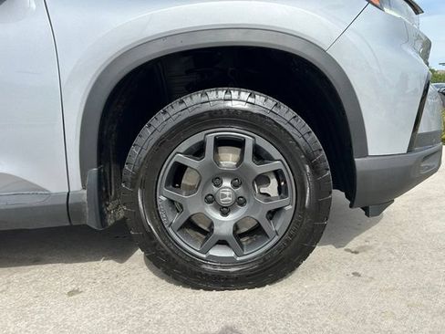 Used 2025 Honda Pilot TrailSport image 33