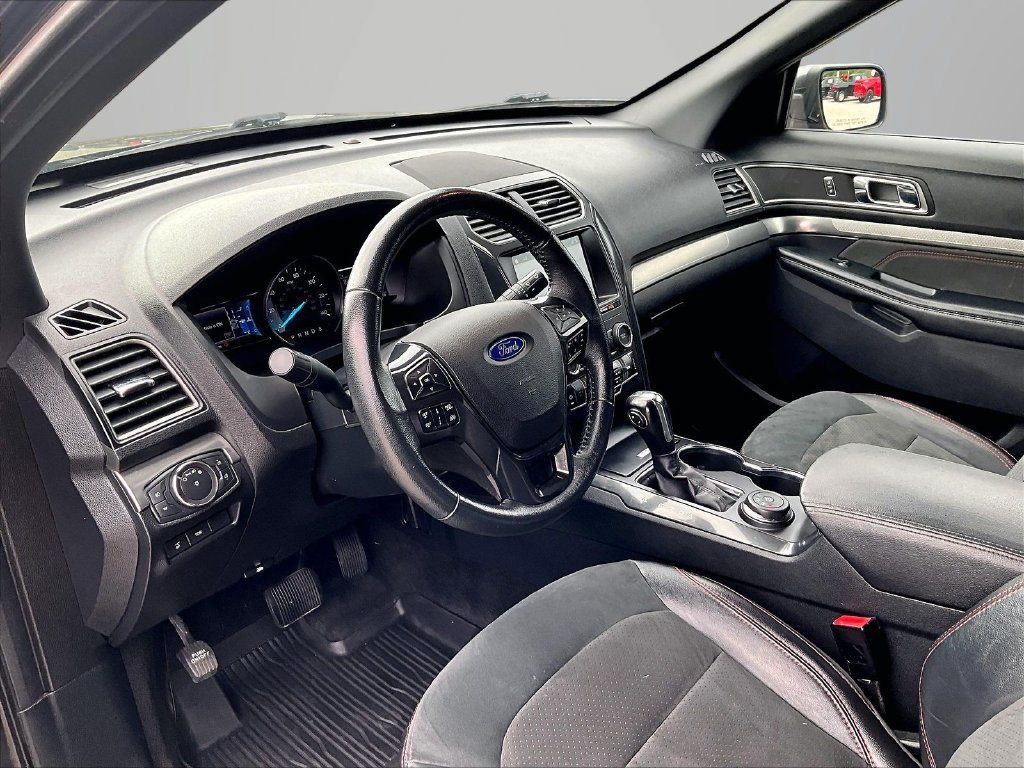 Used 2019 Ford Explorer XLT w/ XLT Sport Appearance Package AWD/4WD image 15