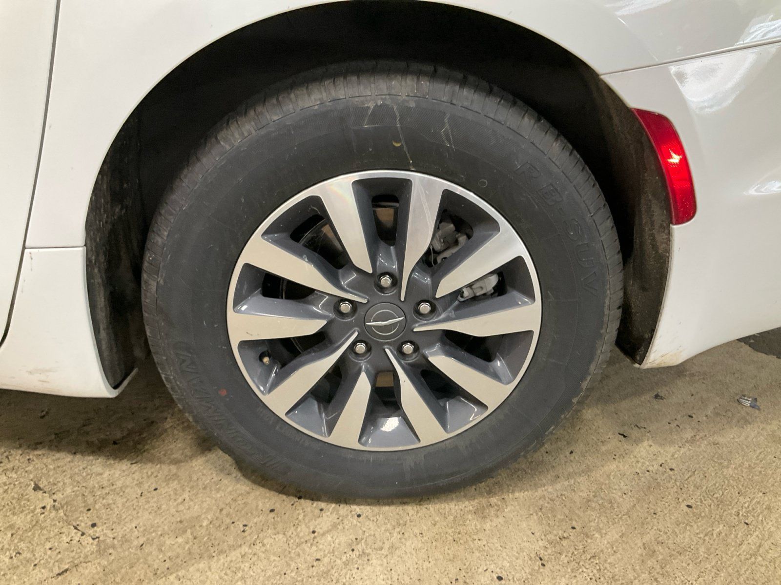 Used 2024 Chrysler Pacifica Limited FWD image 23