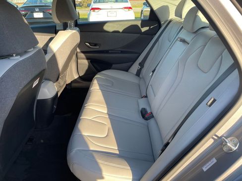 Used 2025 Hyundai Elantra Limited image 24