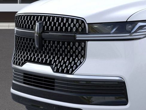 New 2026 Lincoln Navigator Reserve AWD/4WD image 17