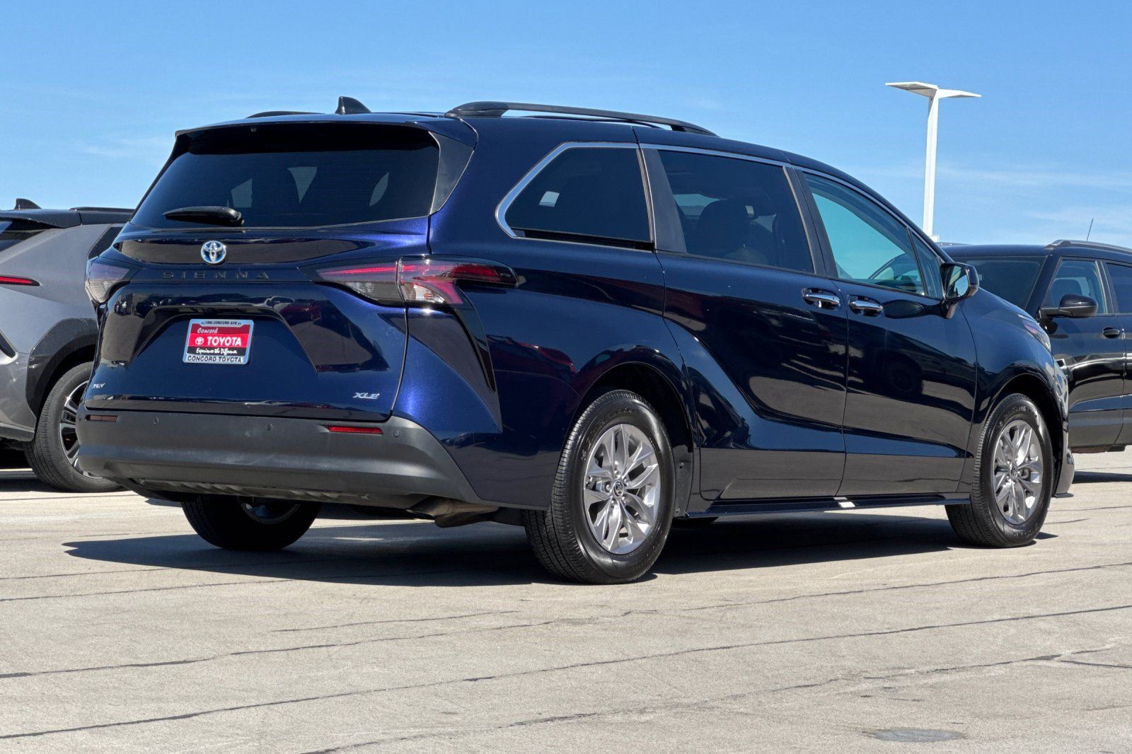 Used 2025 Toyota Sienna XLE FWD image 9
