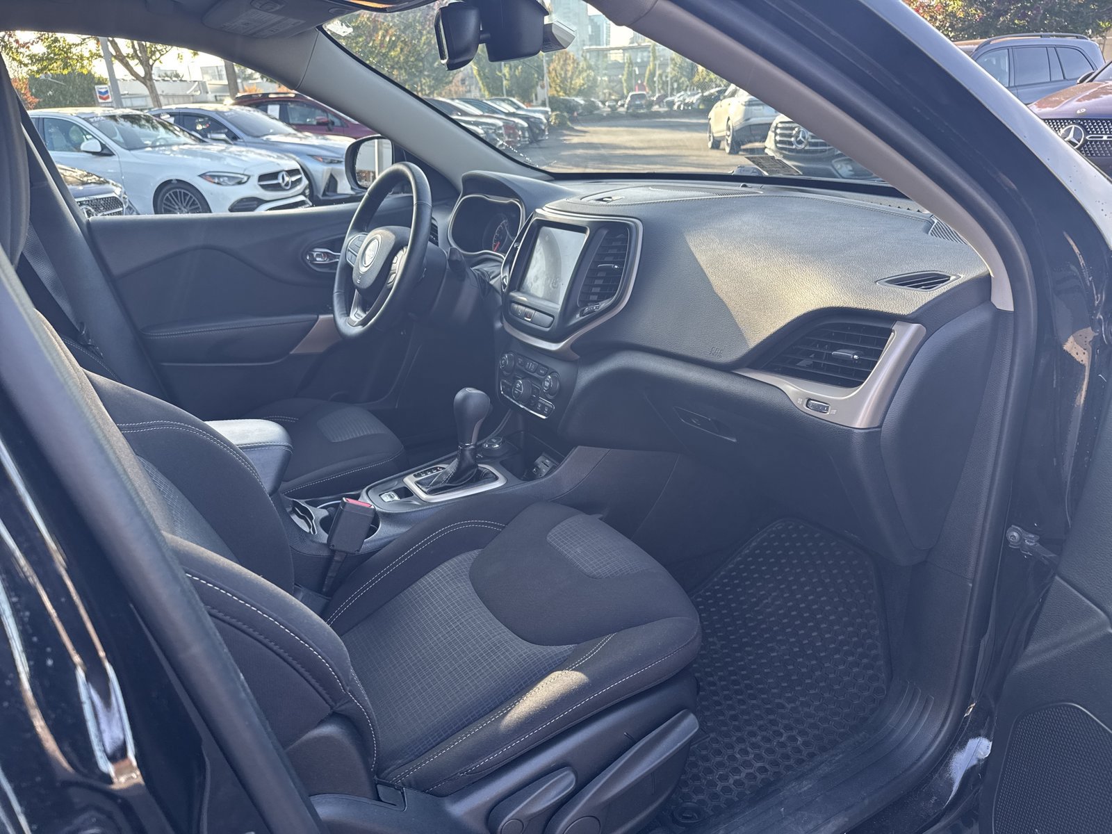 Used 2017 Jeep Cherokee Latitude w/ Comfort/Convenience Group AWD/4WD image 13