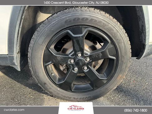 Used 2018 Jeep Grand Cherokee Laredo image 9