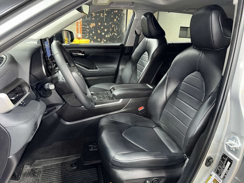 Used 2022 Toyota Highlander XLE AWD/4WD image 15