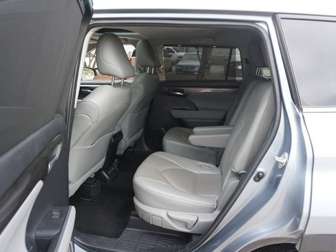 Used 2024 Toyota Highlander Limited FWD image 15