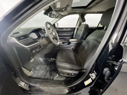 Used 2023 Jeep Grand Cherokee Laredo w/ Luxury Tech Group I image 20