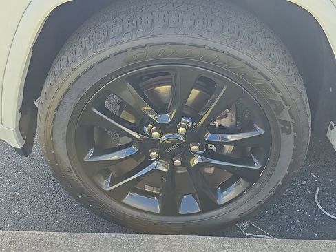 Used 2019 Jeep Grand Cherokee Altitude image 5