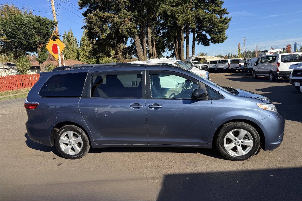 Used 2015 Toyota Sienna LE FWD image 4