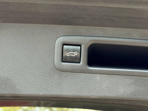 Used 2023 Toyota Highlander XLE AWD/4WD image 16