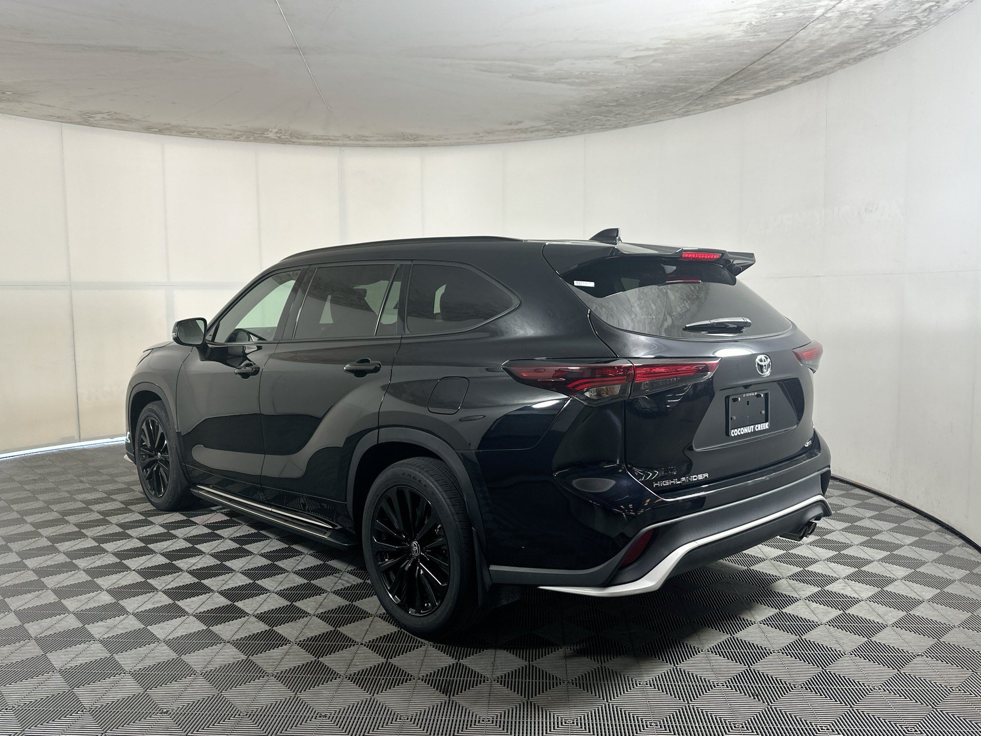 Used 2024 Toyota Highlander XSE FWD image 5