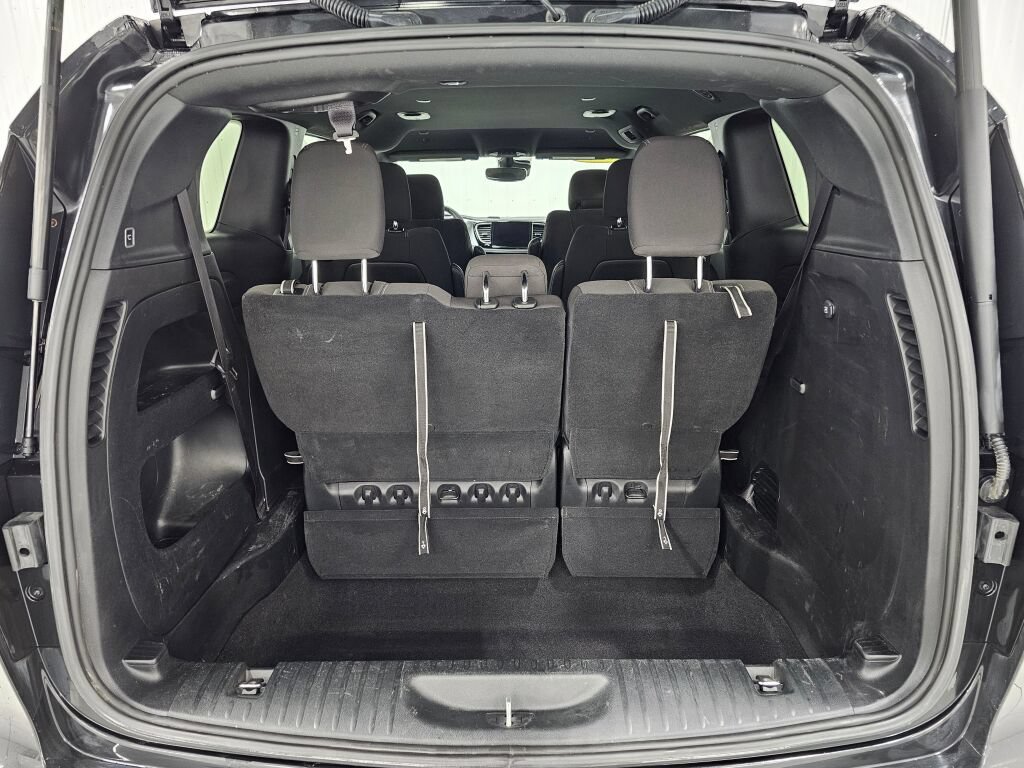 Used 2023 Chrysler Pacifica Touring FWD image 16