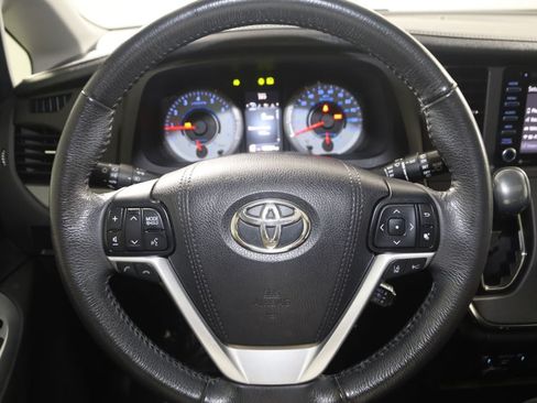 Used 2018 Toyota Sienna SE FWD image 35