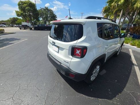 Used 2022 Jeep Renegade Latitude AWD/4WD image 2