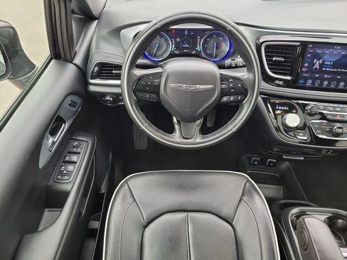 Used 2020 Chrysler Pacifica Limited w/ Advanced Safetytec Group FWD image 13