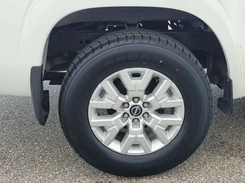 Used 2022 Nissan Frontier SV w/ Technology Package RWD image 11