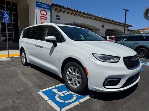 Certified 2023 Chrysler Pacifica Touring-L image 7