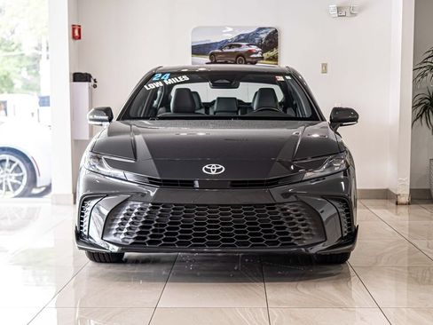 Used 2025 Toyota Camry SE w/ Convenience Package FWD image 2