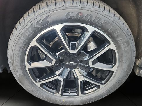 Used 2023 Chevrolet Suburban RST w/ Luxury Package AWD/4WD image 6