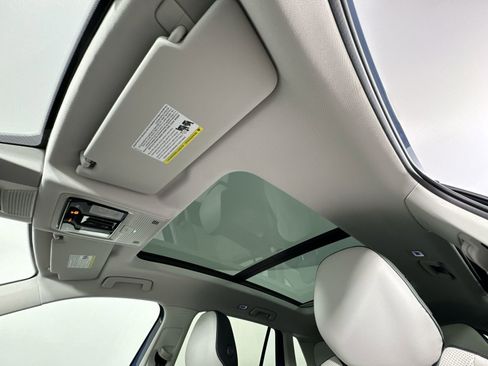 Used 2025 Volkswagen Tiguan SE image 18