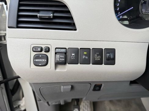 Used 2014 Toyota Sienna Limited image 17