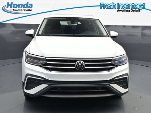Used 2023 Volkswagen Tiguan SE w/ Panoramic Sunroof Package FWD image 3