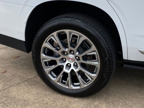 Used 2025 GMC Yukon Denali w/ Denali Reserve Package image 8