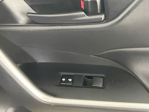Used 2019 Toyota RAV4 LE FWD image 31
