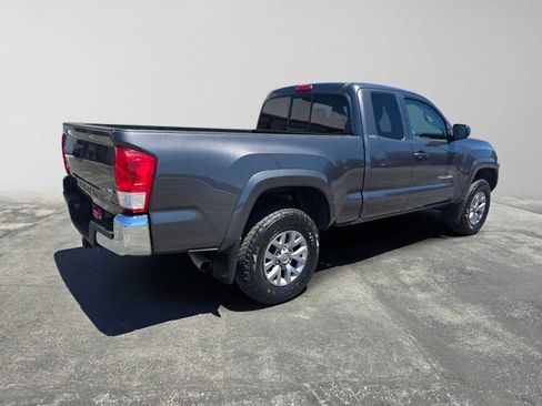 Used 2017 Toyota Tacoma SR5 AWD/4WD image 3
