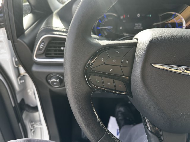 Used 2024 Chrysler Pacifica Premium FWD image 27
