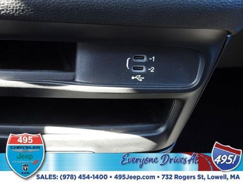 New 2026 Chrysler Pacifica Select image 40