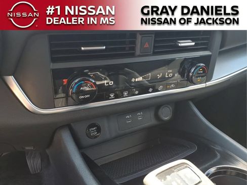 Used 2025 Nissan Rogue SV FWD image 18