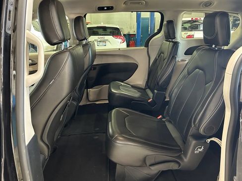Used 2024 Chrysler Pacifica Touring-L FWD image 36