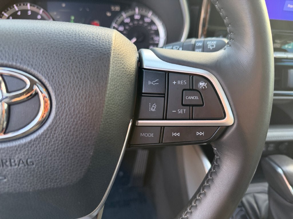 Used 2023 Toyota Highlander XLE AWD/4WD image 16