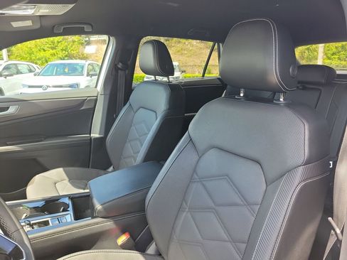 Used 2024 Volkswagen Atlas Cross Sport SE image 21