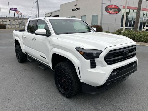 Used 2025 Toyota Tacoma SR5 AWD/4WD image 7