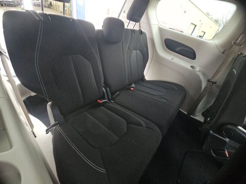 Used 2022 Chrysler Voyager LX image 13