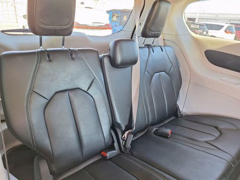 Used 2023 Chrysler Pacifica Touring-L image 28