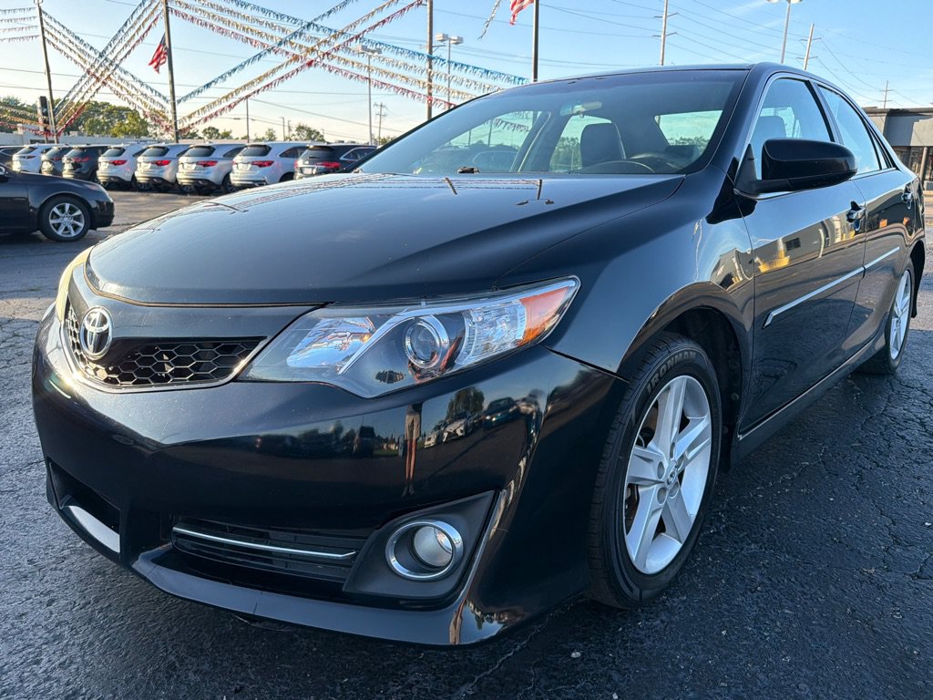 Used 2014 Toyota Camry SE FWD image 3