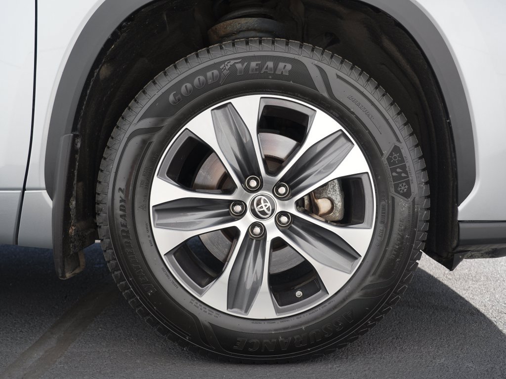 Used 2023 Toyota Highlander XLE AWD/4WD image 33