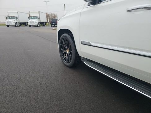 Used 2016 Cadillac Escalade Luxury image 14