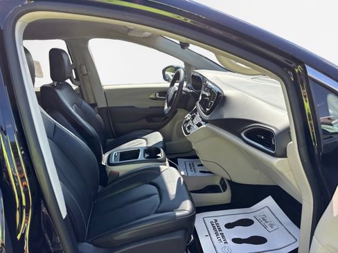Used 2024 Chrysler Pacifica Touring-L FWD image 24