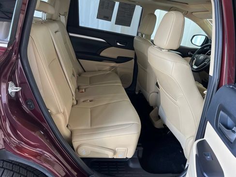 Used 2019 Toyota Highlander XLE AWD/4WD image 25