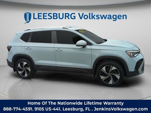 Used 2025 Volkswagen Taos SE w/ Panoramic Sunroof Package AWD/4WD image 2