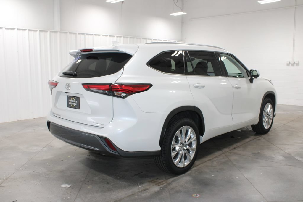 Used 2023 Toyota Highlander Limited FWD image 9