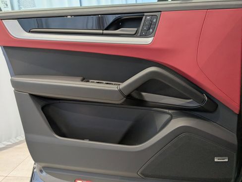 Used 2025 Porsche Cayenne image 13