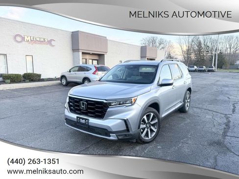 Used 2025 Honda Pilot Touring image 1